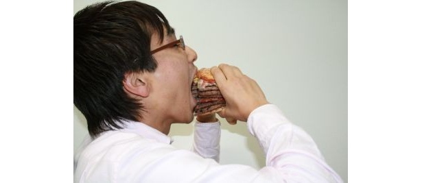 さあ実食！　かぶりついたものの大きくて口に入らない!? 　