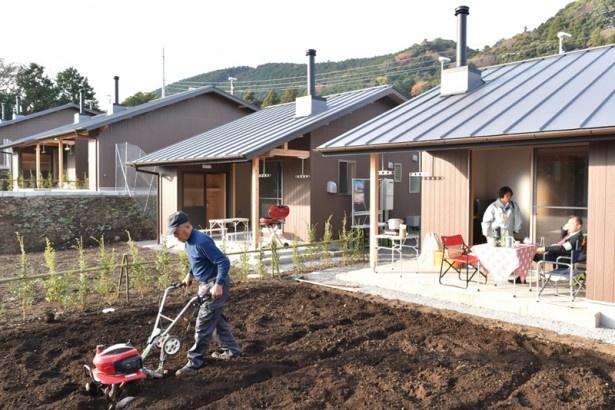 【写真を見る】畑が目の前に広がる、宿泊可能なラウベ