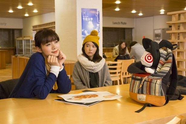 ブンとジュンが女子トークをするのが「東京未来大学」の学食。一般の人も利用可能で、地元の人がよく訪れるそう