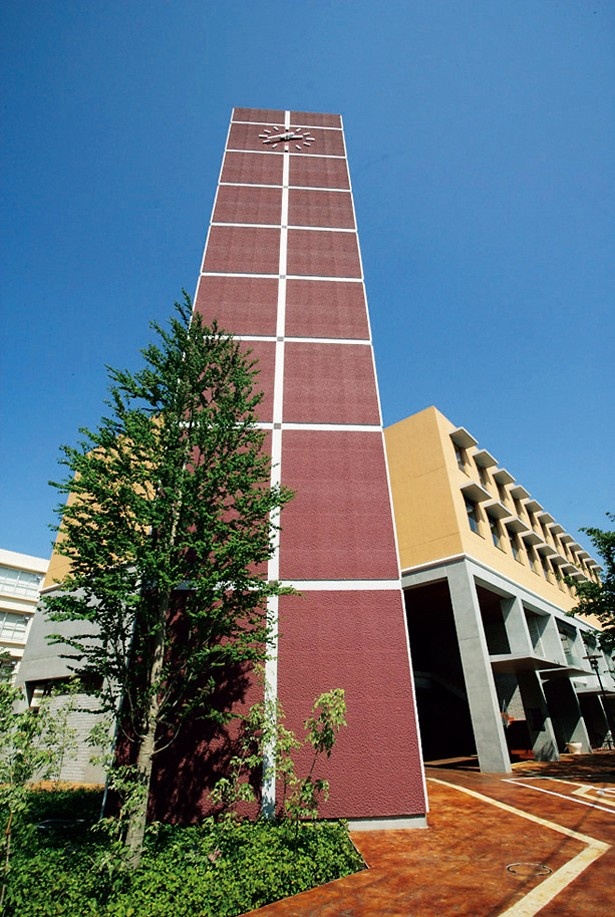 「東京未来大学」のシンボルである時計塔