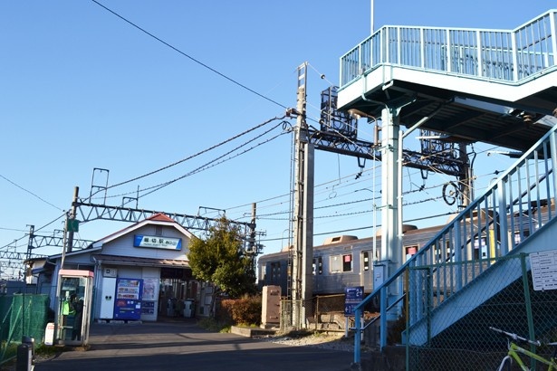 小さな駅舎がかわいい東武伊勢崎線の堀切駅。反対方向のホームへは手前の歩道橋を渡って行く