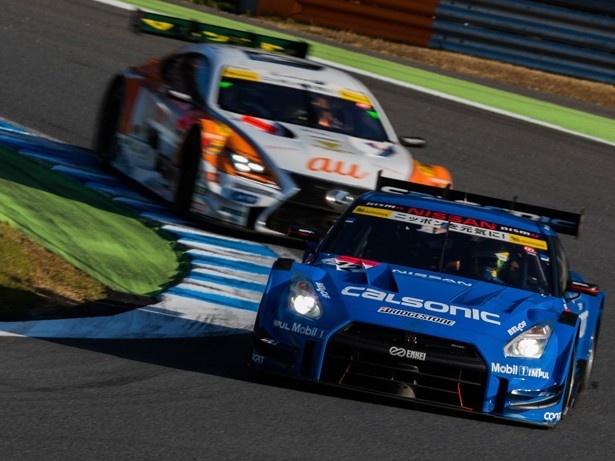 au TOM'S RC Fの前を走るカルソニック IMPUL GT-R