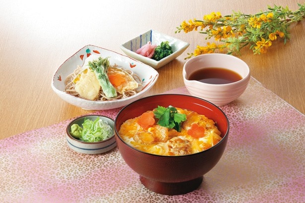 「名古屋コーチン丼と春のおろしそば」(1555円)