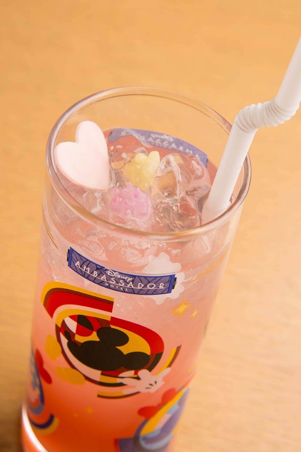 持ち帰りできるグラスが付く「スペシャルノンアルコールカクテル コレクタブルグラス付き」(1860円)。同店のノンアルコールカクテルは、ピーチシロップやレモンジュースを使用