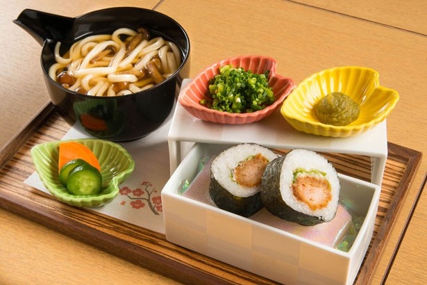 「海老フライの太巻きと温うどん」。太巻きも切り株をイメージしている