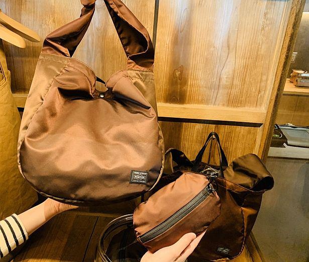 猿田彦珈琲と吉田カバン「ポーター」のコラボレーションバッグ。コーヒー豆の出がらしで染めている