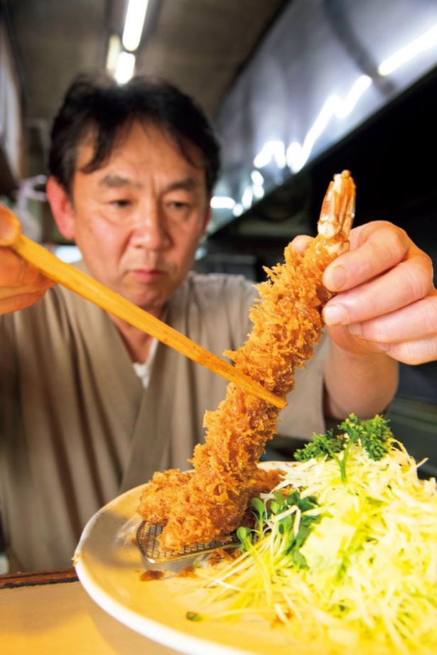 約30㎝もあるトッピングの｢大海老｣(750円)はプリプリで食べ応え満点