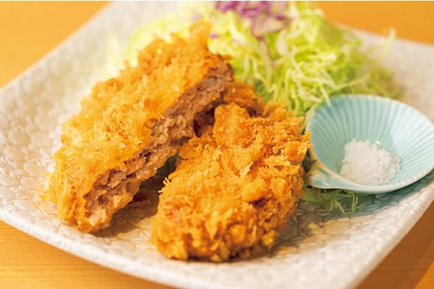 ｢塩メンチ定食｣(1,400円)。庄内豚を店でミンチにし、つなぎなしで揚げるから肉の旨味がぎっしり
