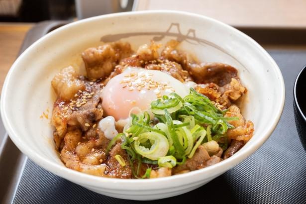 ピリ辛ダレとジューシーなお肉が絶妙！新商品「“お肉たっぷり”焼き牛めし」を実食レポ