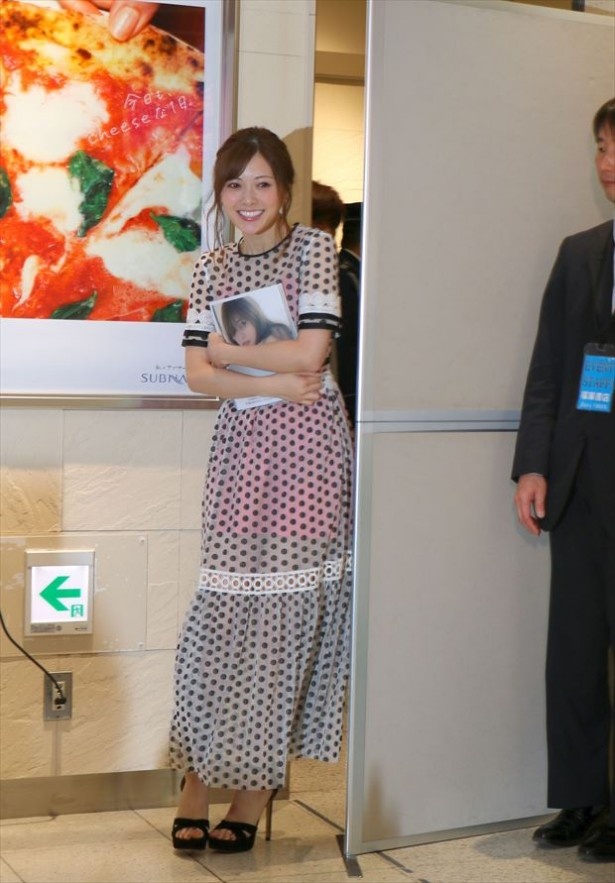 都内で白石麻衣の2nd写真集「パスポート」の刊行を記念した「写真集お渡し会」が開催された