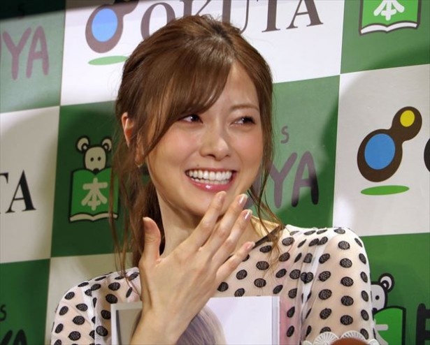 「白石さんのファン層の広さも実感しています」と販売担当者