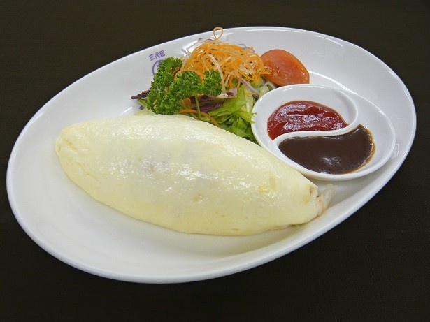 【写真を見る】真っ白な見た目の「ホワイトオムライス」(1500円)