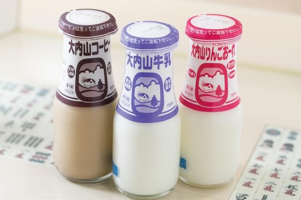 【写真を見る】ドリンクには「牛乳」(各160円)をチョイスするのがこの店のスタイル / 餃子の新味覚