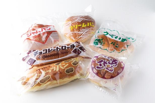 ショーケースに並ぶレトロなパンは150円から / 大栄軒製パン所