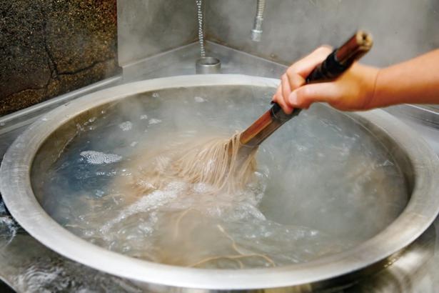 湯きりはてぼを使わずに、たっぷりの湯で泳がせるように茹でるのがポイント / 京町 更科