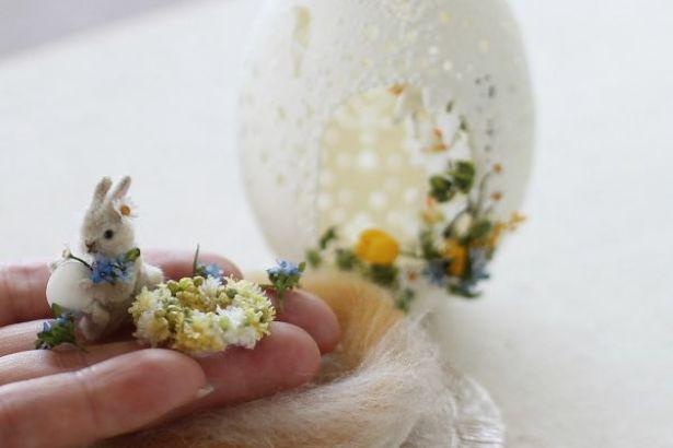 お花とうさぎのふわふわ加減がかわいらしいイースター・ミニチュアウサギのセット