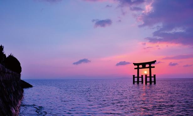 【写真】空と湖面が赤く染まる夕景も美しく、絶好の写真スポットとして注目を集める / 白鬚神社