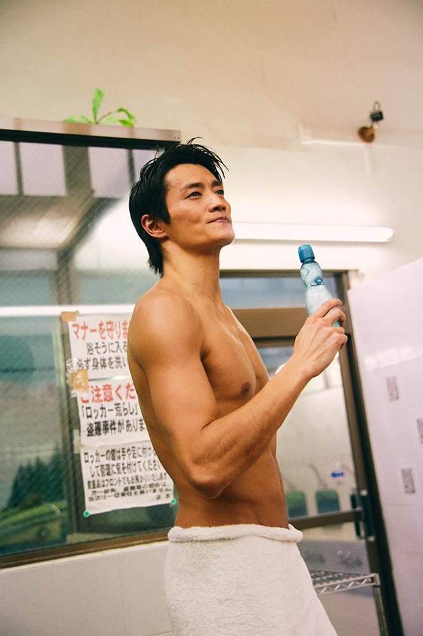 国際派アクション俳優 田邊和也がゴツゴツの筋肉を披露 世界よ これが日本男児のハダカだ ウォーカープラス