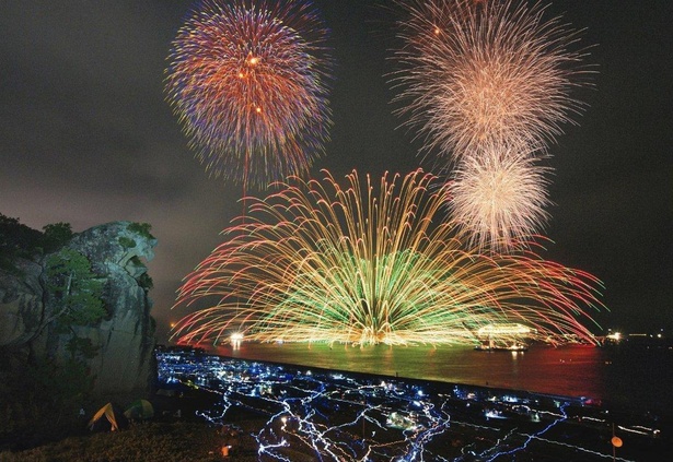 個性豊かな花火の数々が夏の夜を彩る / 熊野大花火大会