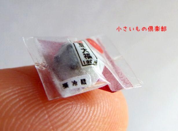 指先に乗せるといかに小さいかがわかる
