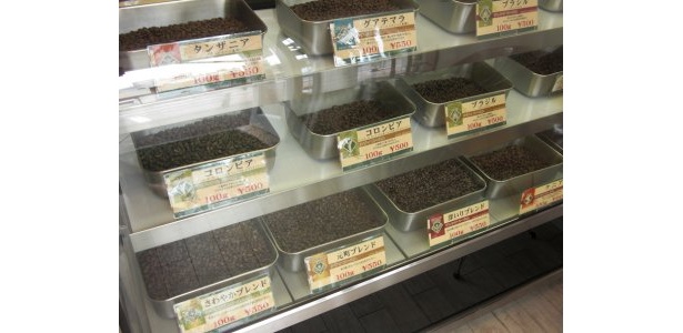 スペシャルティコーヒーのみが並ぶショーケース