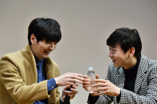 ソンジェが水を飲む場面でゴンミョンがサポートするひと幕も