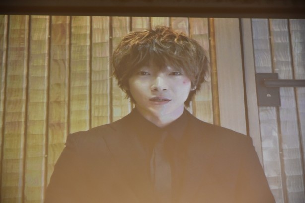 製作発表会では、トリプルキャストのもう一人・ユナクのコメント映像も流れた