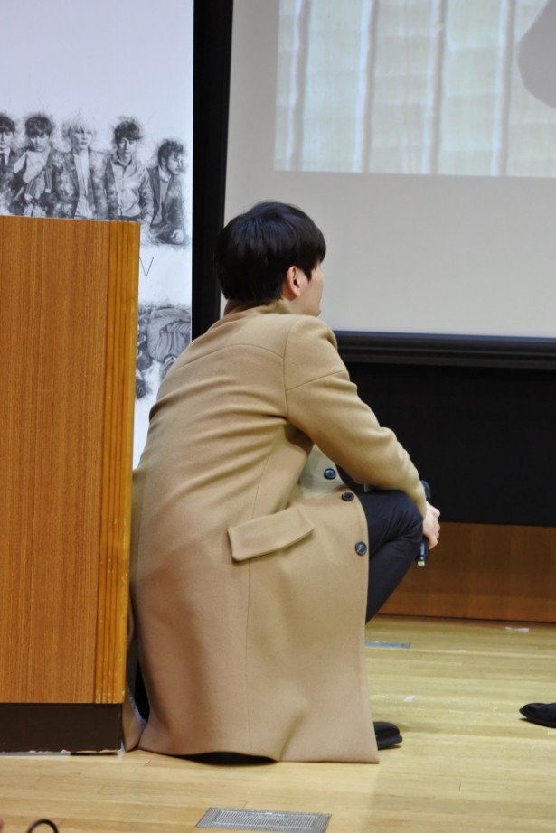 会場全体が見えやすいように横に避けて、ユナクの映像を見つめるソンジェ