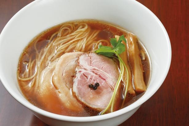 鶏スープに、高山市の日下部醤油と共同開発したオリジナルの至宝醤油を合わせた「醤油らぁ麺」(並830円) / 麺屋 力