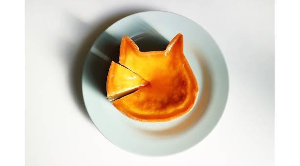 猫のシルエットがかわいらしい「ねこねこチーズケーキ」(1800円)