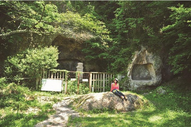 西向きに開口する大小2基の石窟で構成される岩屋