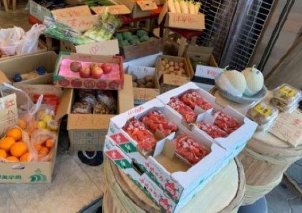 店頭にスペースを設けて野菜やフルーツをディスプレイ/うなぎ串料理 う頂天