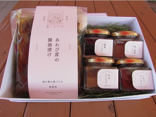 竜ノコバコ あわび茸醤油煮＆果物ペースト4種類ギフトセット￥3,590(税込)。フルーツペースト、竜王味噌、あわび茸の醤油漬け、丘摘みゼリーの詰め合わせ