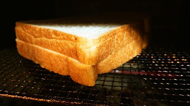 トーストは2枚重ねで。パンが色づきはじめたらあっという間に焼きあがるので焦がさないよう注意