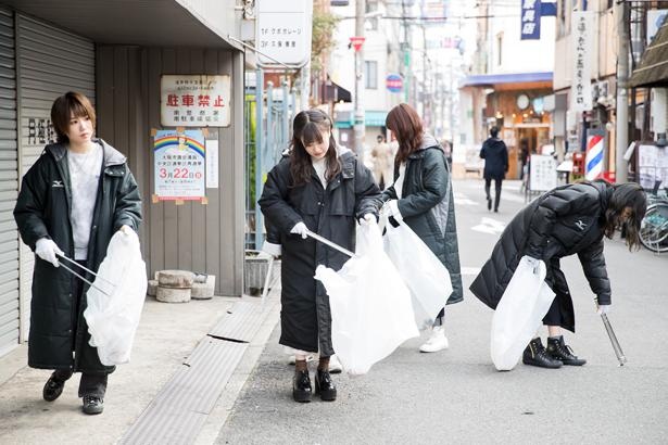 【写真】NMB48が大阪を掃除する模様。清掃時間は約30分。黙々とゴミを探して拾っていく