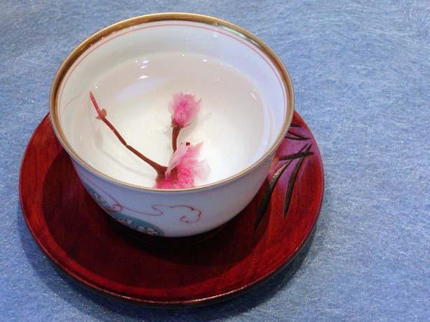 桜の花漬はお湯に浮かべると見た目が鮮やかに(40g430円)/丸長食品