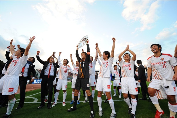 湘南ベルマーレ戦後、マイスターシャーレを掲げて優勝の喜びを分かち合う選手たち