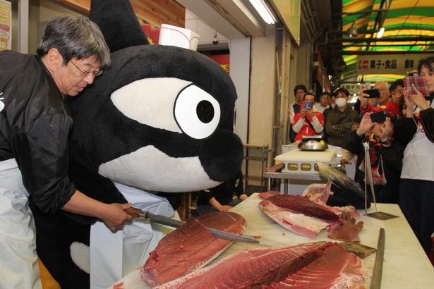 名古屋市熱田区・日比野商店街の「第28回ひびのコイまつり」に参加し、マグロを解体するグランパスくん。さすが、海の王者である。それはさておき、こういった活動をとおして、チームへの愛着を深めてくれた地域住民とのつながりは生まれていく