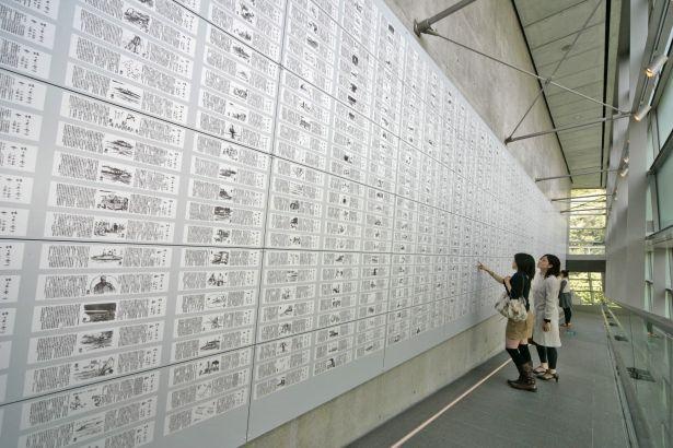 全新聞連載が一面に展示された壁も見どころの一つ