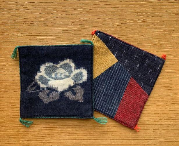 抹茶用の伊予がすりコースター。ここでしか手に入らないミュージアムグッズをそろえている