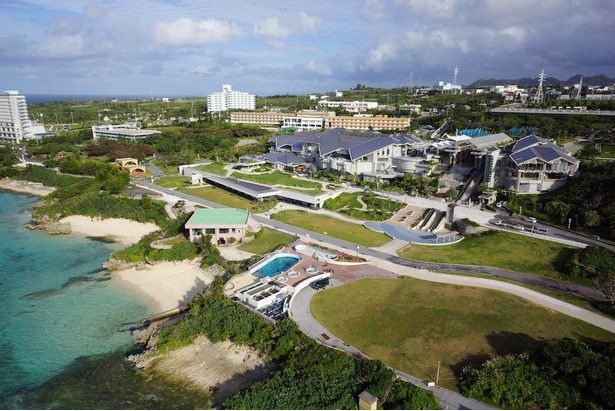海洋博公園の中に位置する沖縄美ら海水族館