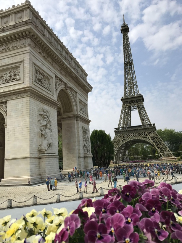 まるでパリにいる気分を味わえる凱旋門とエッフェル塔