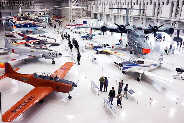 計9400平方メートルの展示スペースには、国内最多となる43機の飛行機やヘリコプターがズラリ