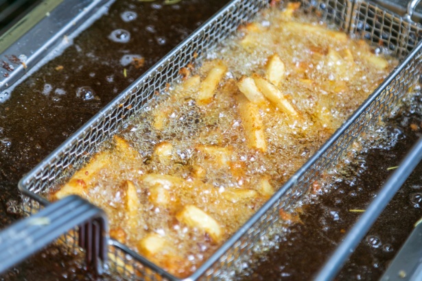 油は低温と高温を使い分け、絶妙な食感に