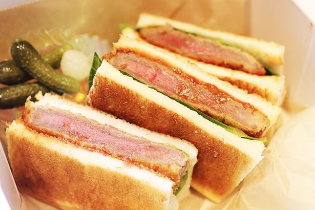 老舗西洋料理店のビーフカツは、ジューシーなお肉が自慢。特製ビーフカツサンドイッチ1296円(税込)/レストラン アラスカ