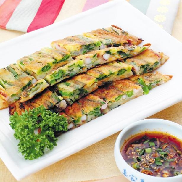 ネギとイカがたっぷり入った韓国風お好み焼きは、お酒との相性も抜群。パチヂミ836円(税込)/妻家房