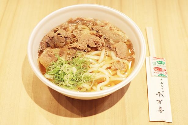 明太窯玉などのうどんやそば、おにぎりに天ぷらなど全商品テイクアウト可。肉うどん518円(税込)/千万喜
