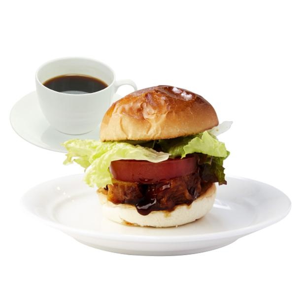 米粉のバンズを使用したバーガーは、てりやきチキン・豚しょうが・ビーフの中からチョイスを。チキンバーガー＋ドリンクセット517円(税込)/mori cafe