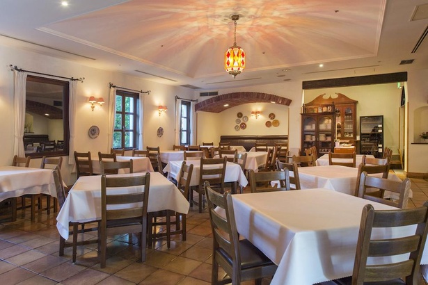 落ち着いた雰囲気のレストラン「アルハンブラ」