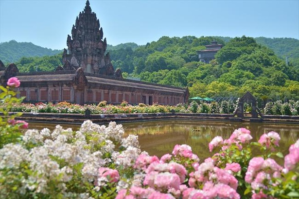 アンコールワット朝の寺院を再現した「プラサット・ヒン・アルン」と花の景観が魅力の大バラ庭園